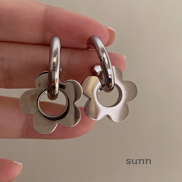 Avayah Floral Charm Earrings [W41JBYAR]