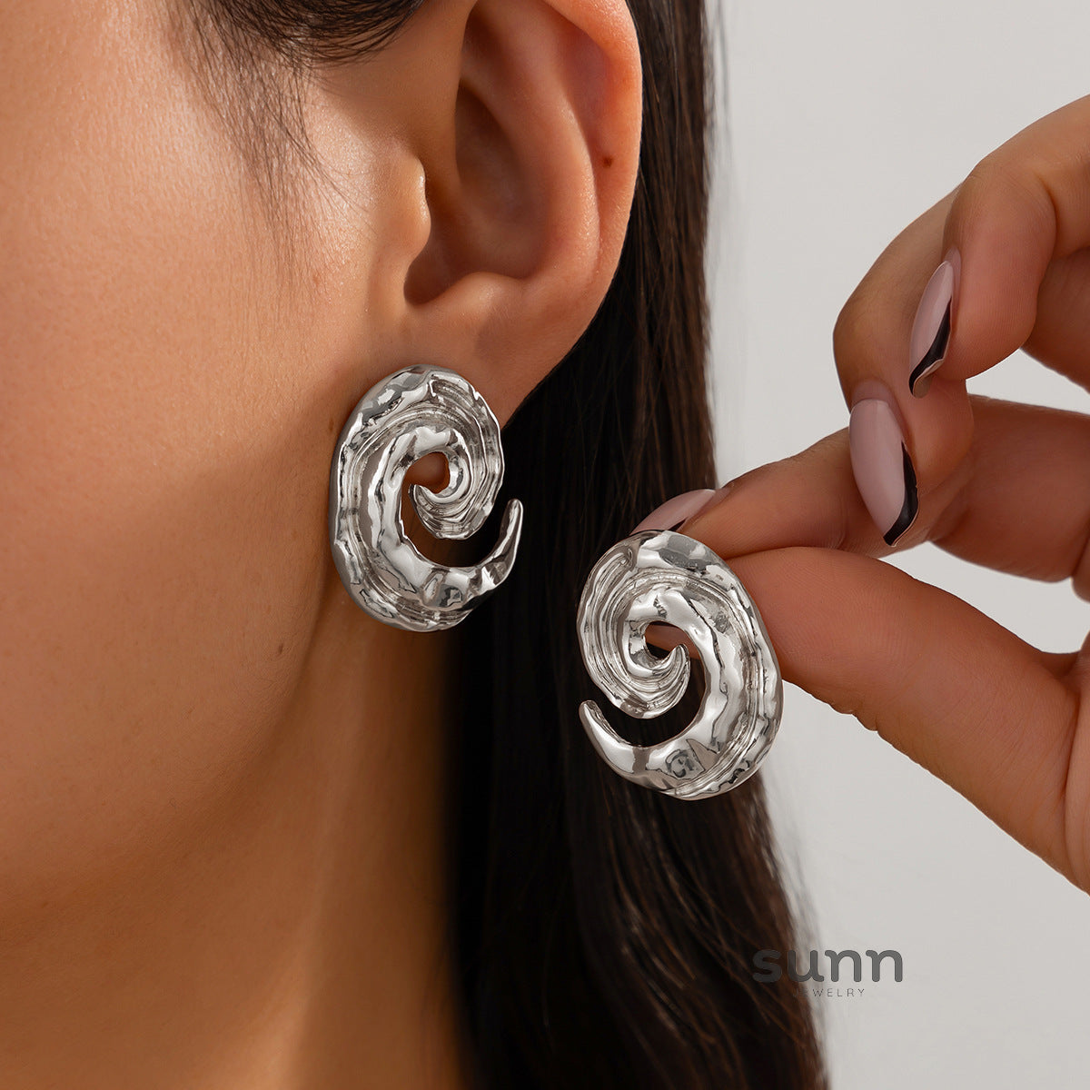Avelina Twisted Shell Earrings [2EQOSKND]