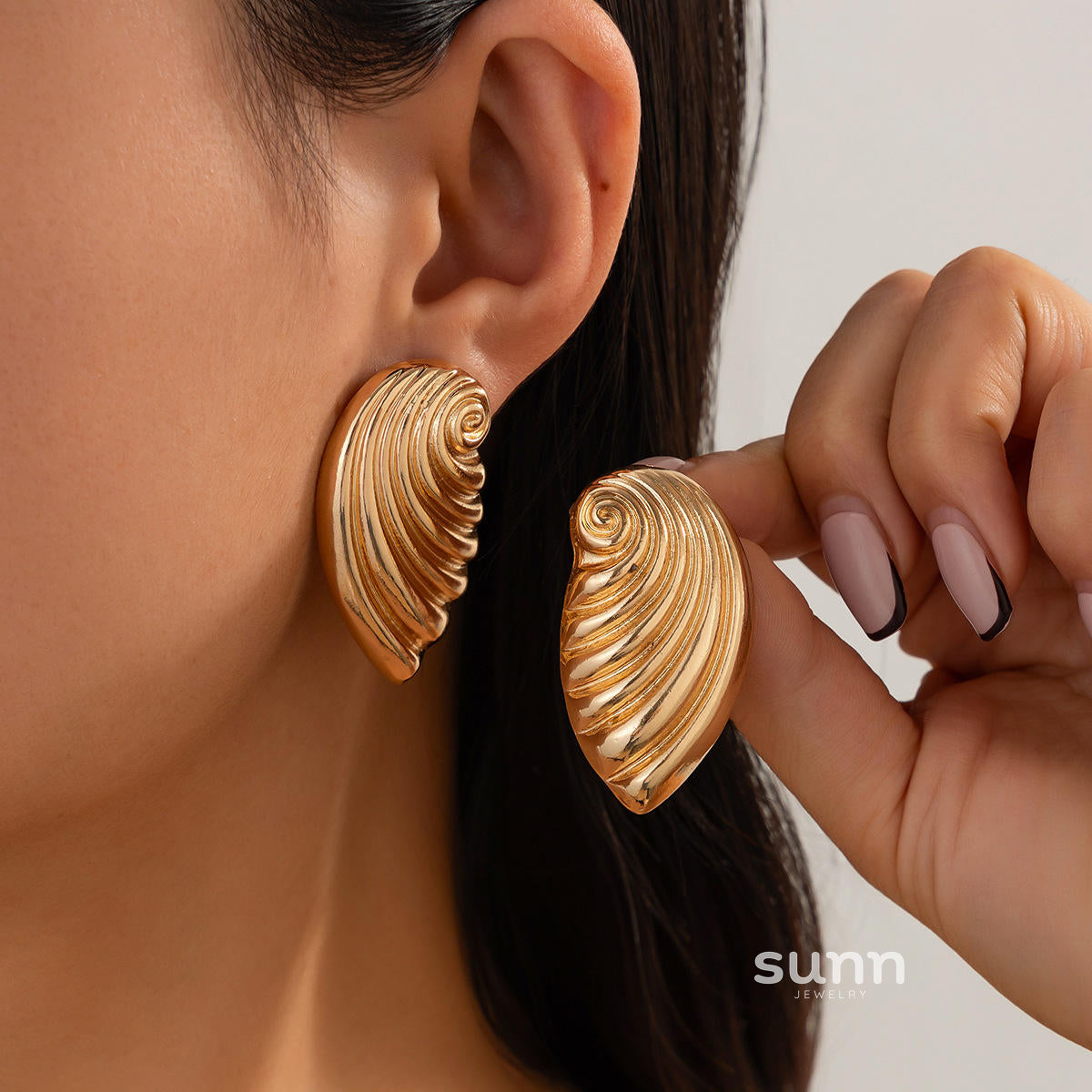 Avelina Twisted Shell Earrings [OW3RR18J]