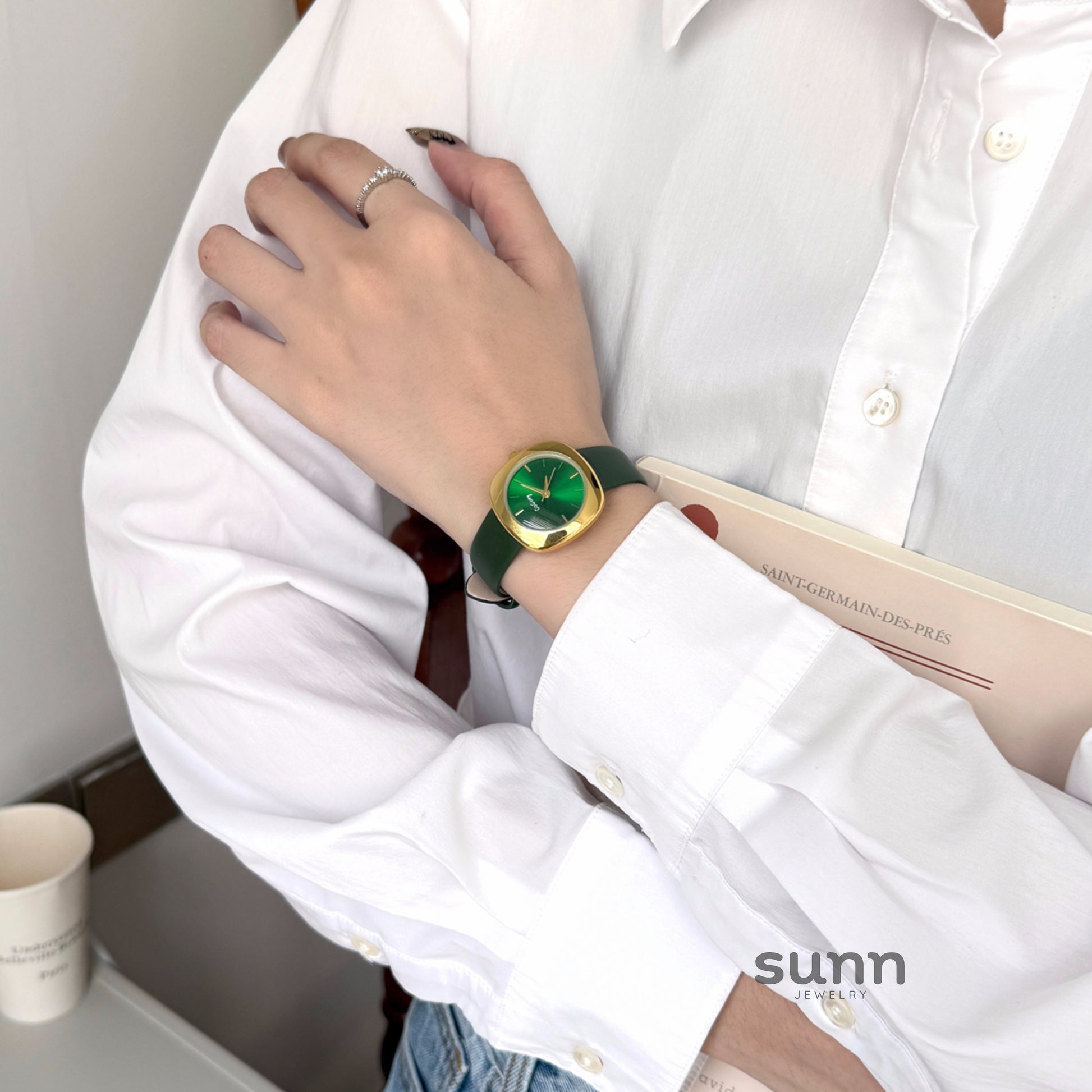 Avigayil Retro Gold Square Watch [LN2SKLVR]
