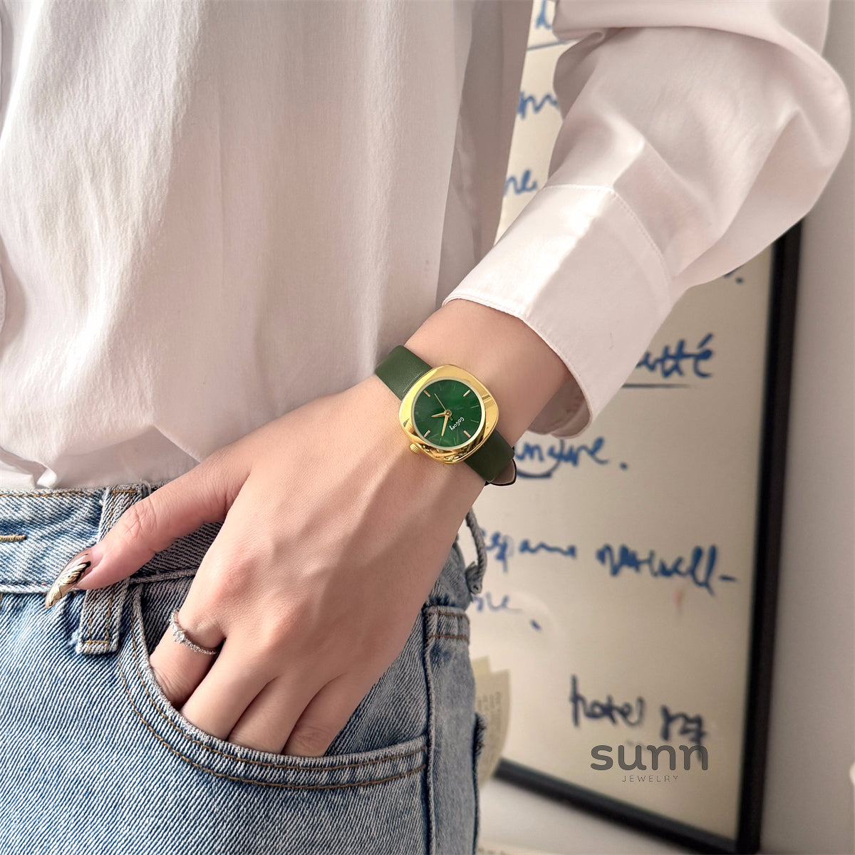 Avigayil Retro Gold Square Watch [J33WUZY6]
