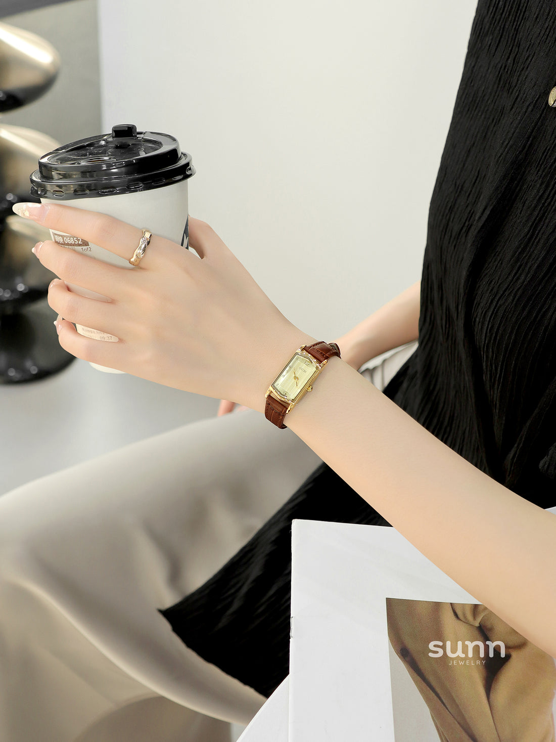 Avonlea Retro Leather Watch [ZYEH61KV]