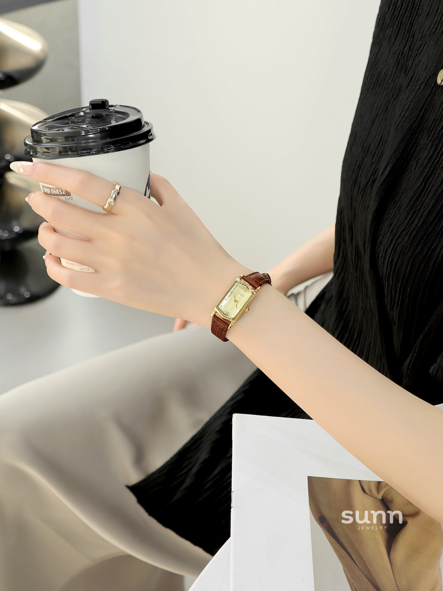 Avonlea Retro Leather Watch [XR6GWENQ]