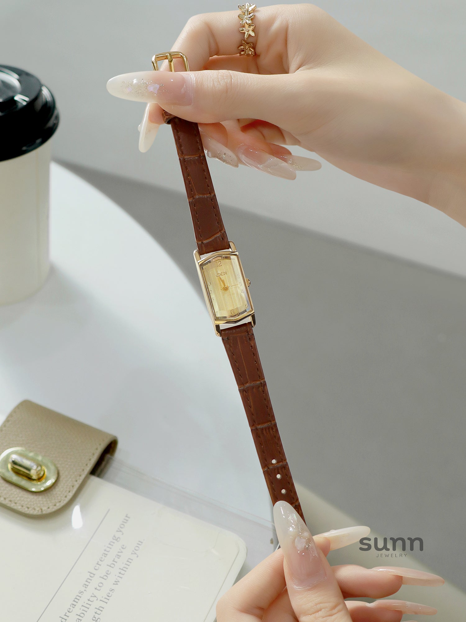 Avonlea Retro Leather Watch [HNZPFS2N]