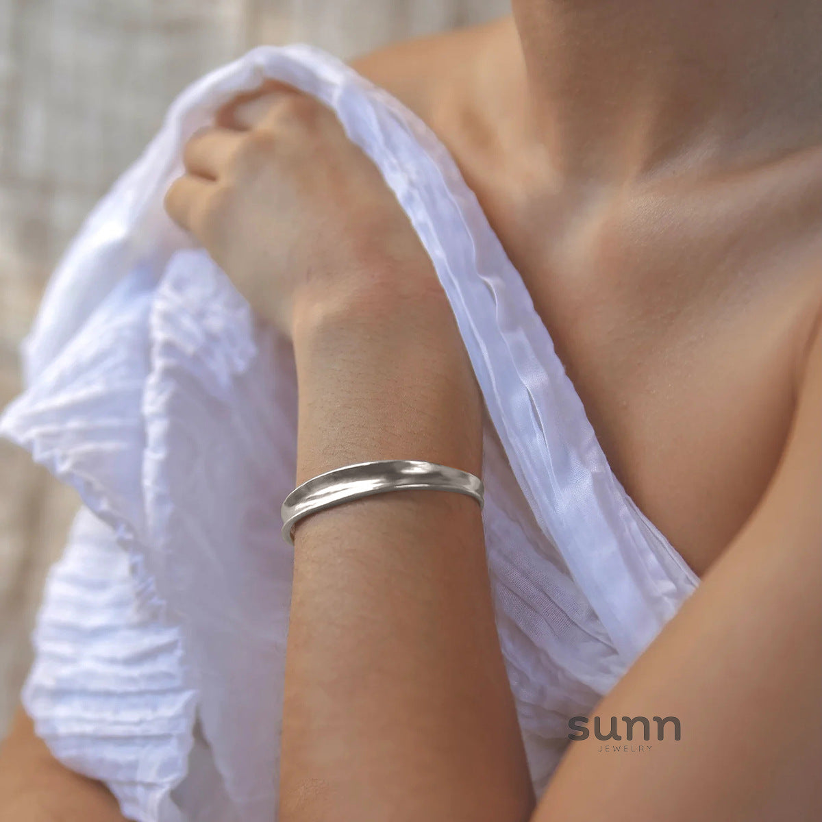 Avyanna Gold Cuff Bracelet [DWR4VLMD]
