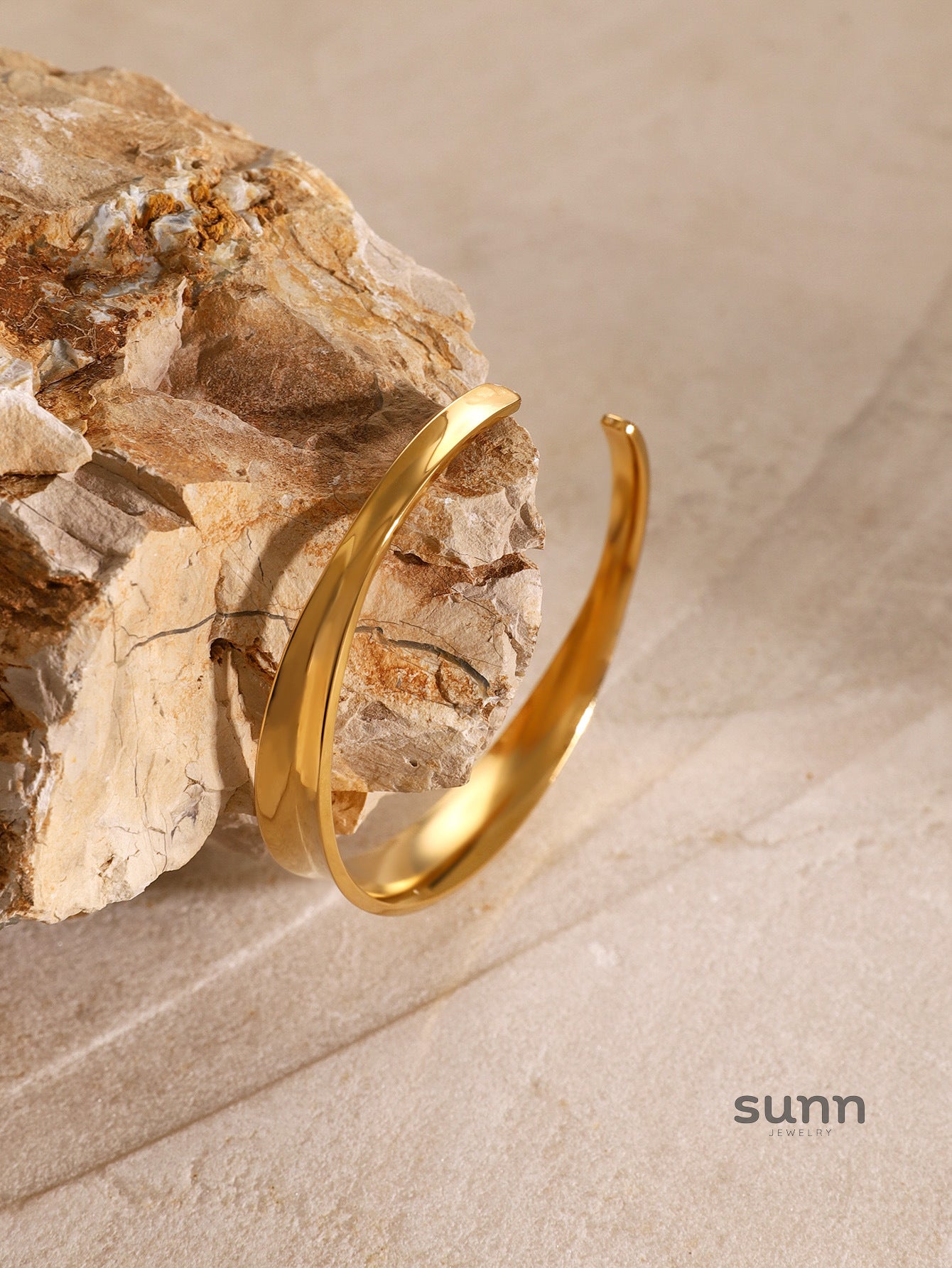 Avyanna Gold Cuff Bracelet [FX20JER0]