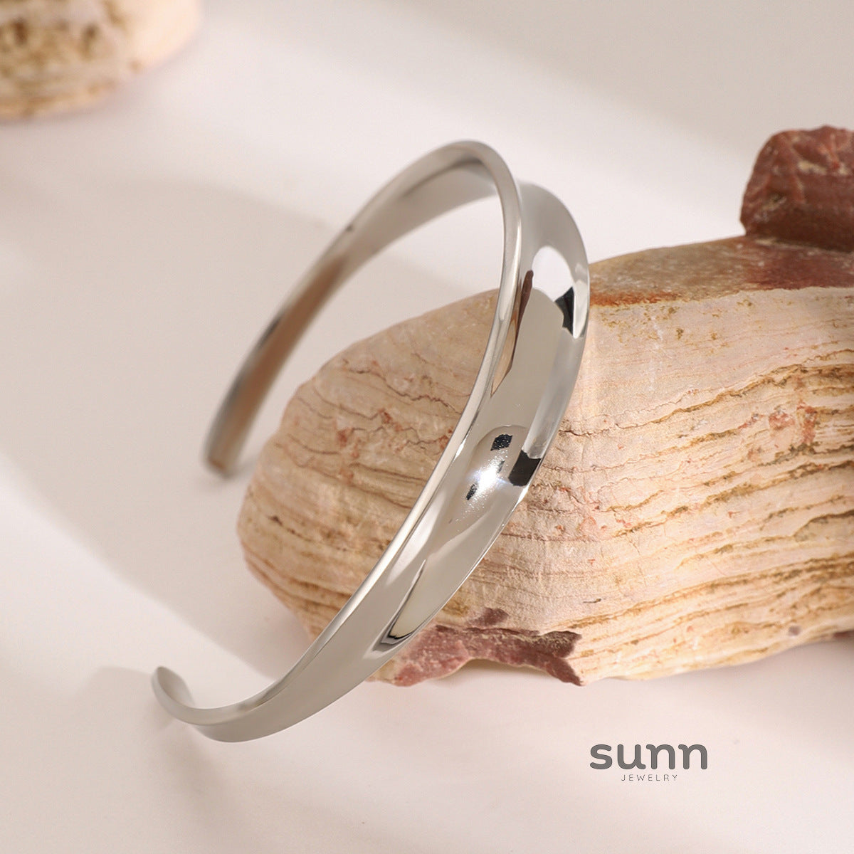 Avyanna Gold Cuff Bracelet [DUOSSZ7A]