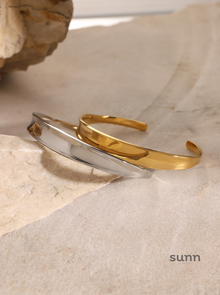 Avyanna Gold Cuff Bracelet [XEN9IYD9]