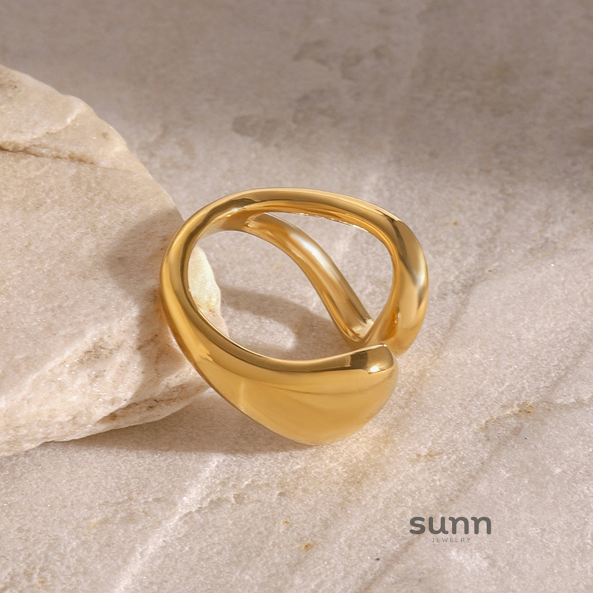 Aylen Wavy Gold Ring [G5BXTO2S]
