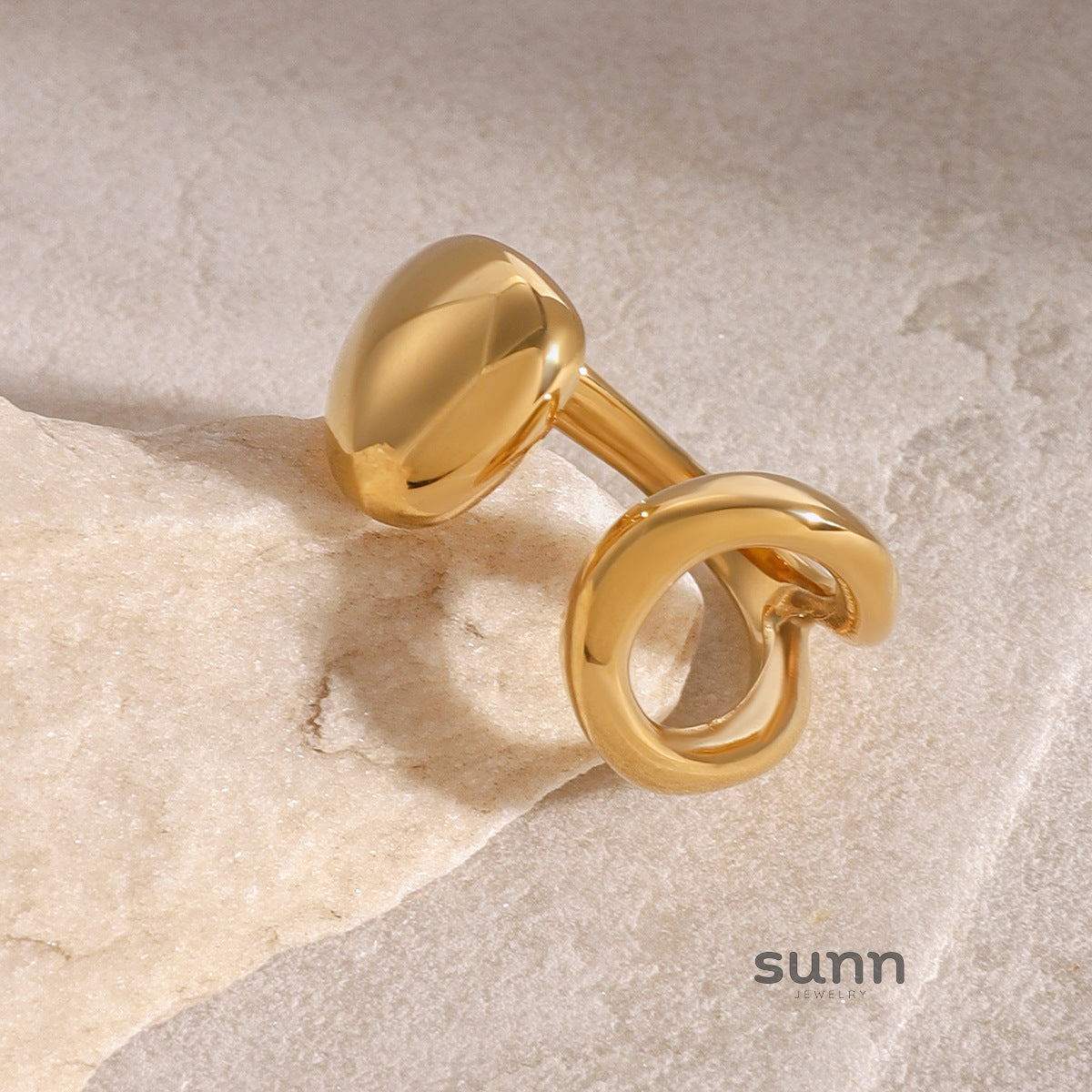 Aylen Wavy Gold Ring [KMX25UHZ]