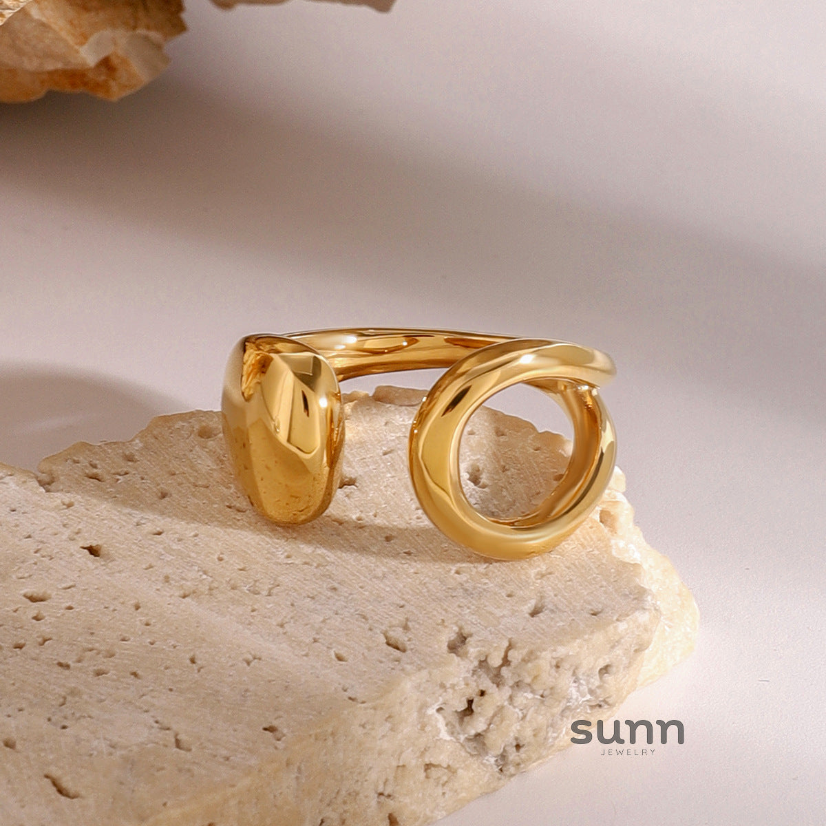 Aylen Wavy Gold Ring [N7DGVM05]