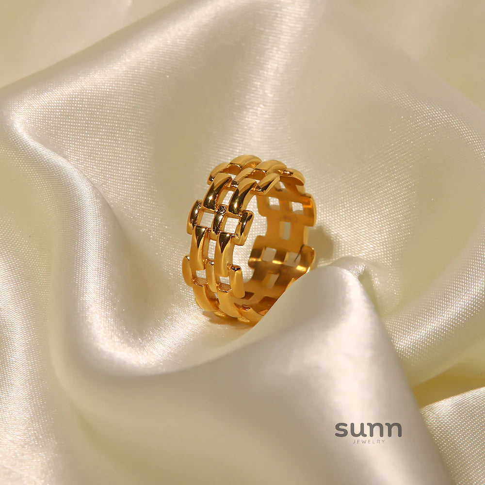 Aysha Hollow Band Ring
