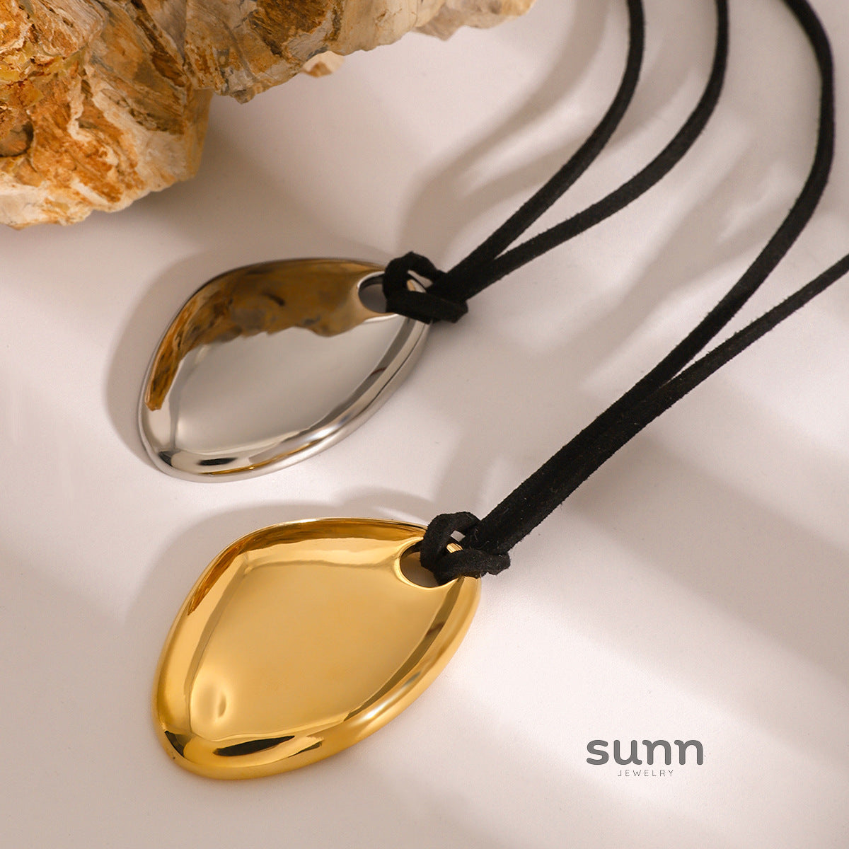 Ayva Asymmetric Pendant Necklace [XW2LRUUX]