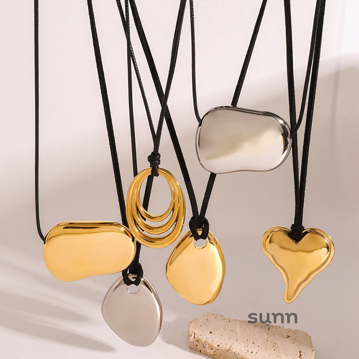 Ayva Asymmetric Pendant Necklace [GOQWMQ1V]