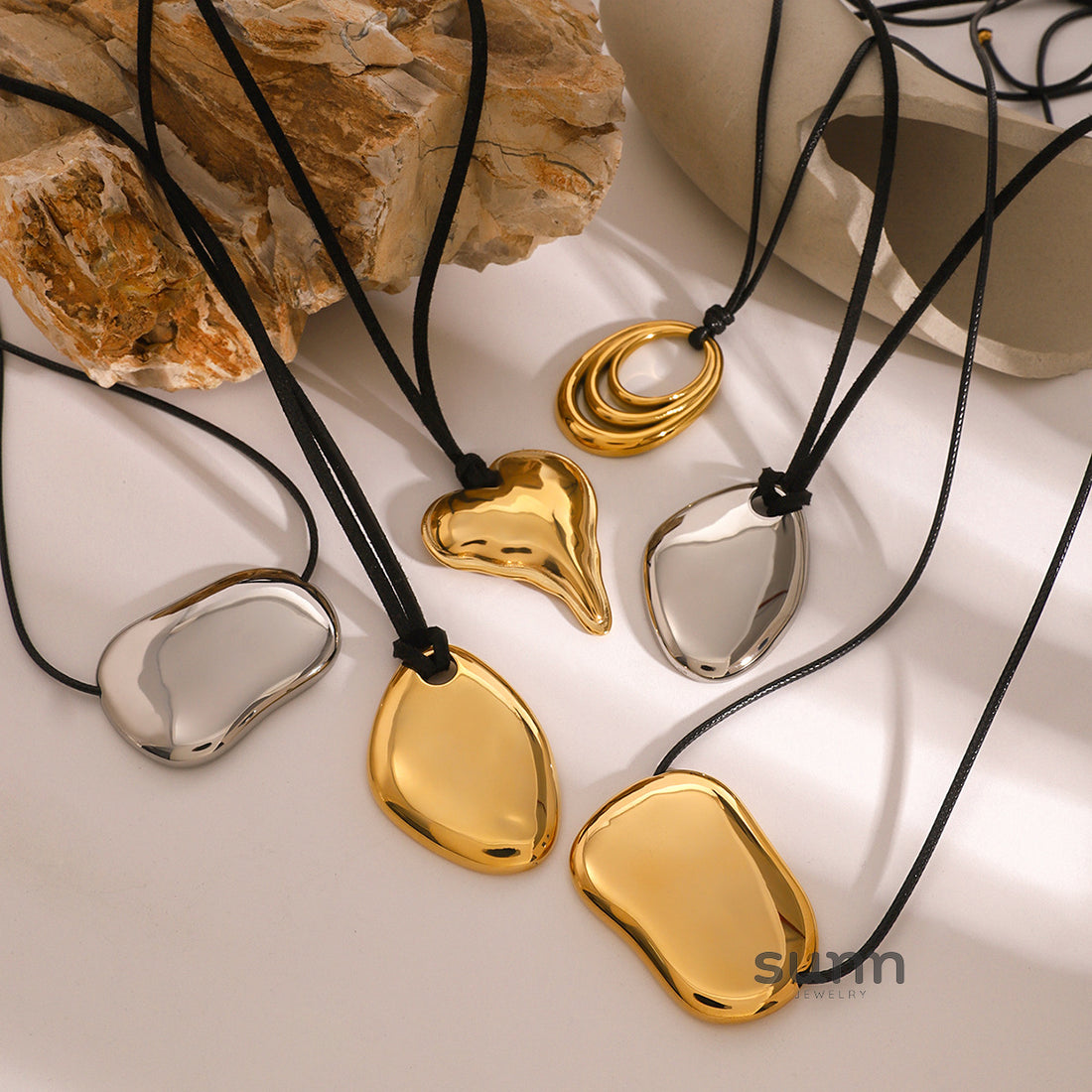 Ayva Asymmetric Pendant Necklace [BP53G75Q]