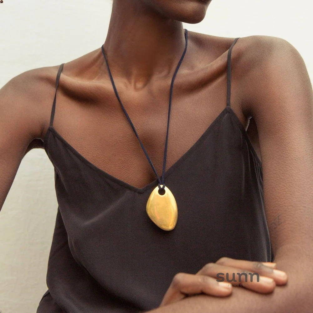 Ayva Asymmetric Pendant Necklace [EI2JZLYA]