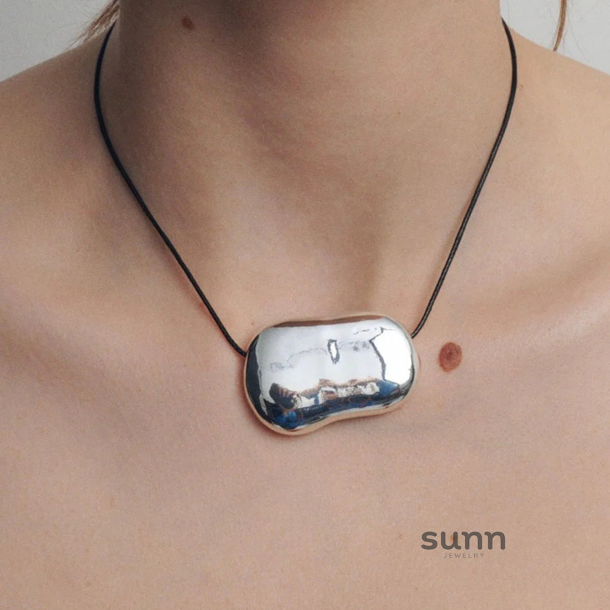 Ayva Asymmetric Pendant Necklace [MKDQWBKA]