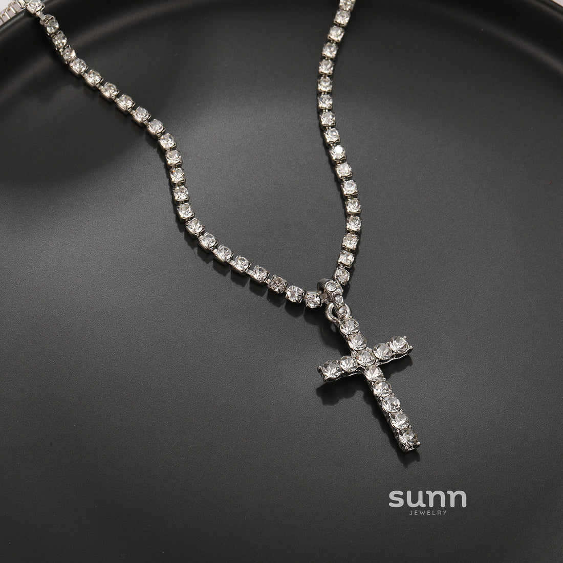 Ayva Sparkling Cross Necklace [E5W3P5V3]