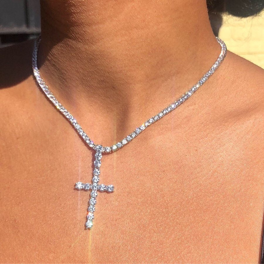 Ayva Sparkling Cross Necklace [E5W3P5V3]