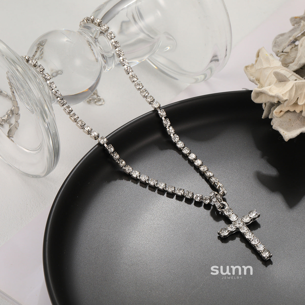 Ayva Sparkling Cross Necklace [J9F8YH70]