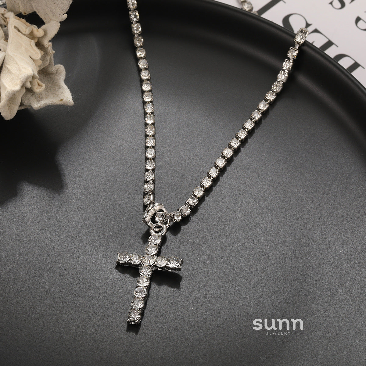 Ayva Sparkling Cross Necklace [MMZX3GTK]