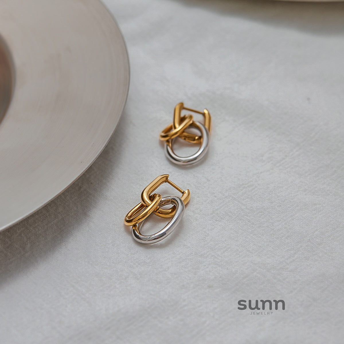 Azari Sculptural Hoop Earrings [LPLTWLX5]