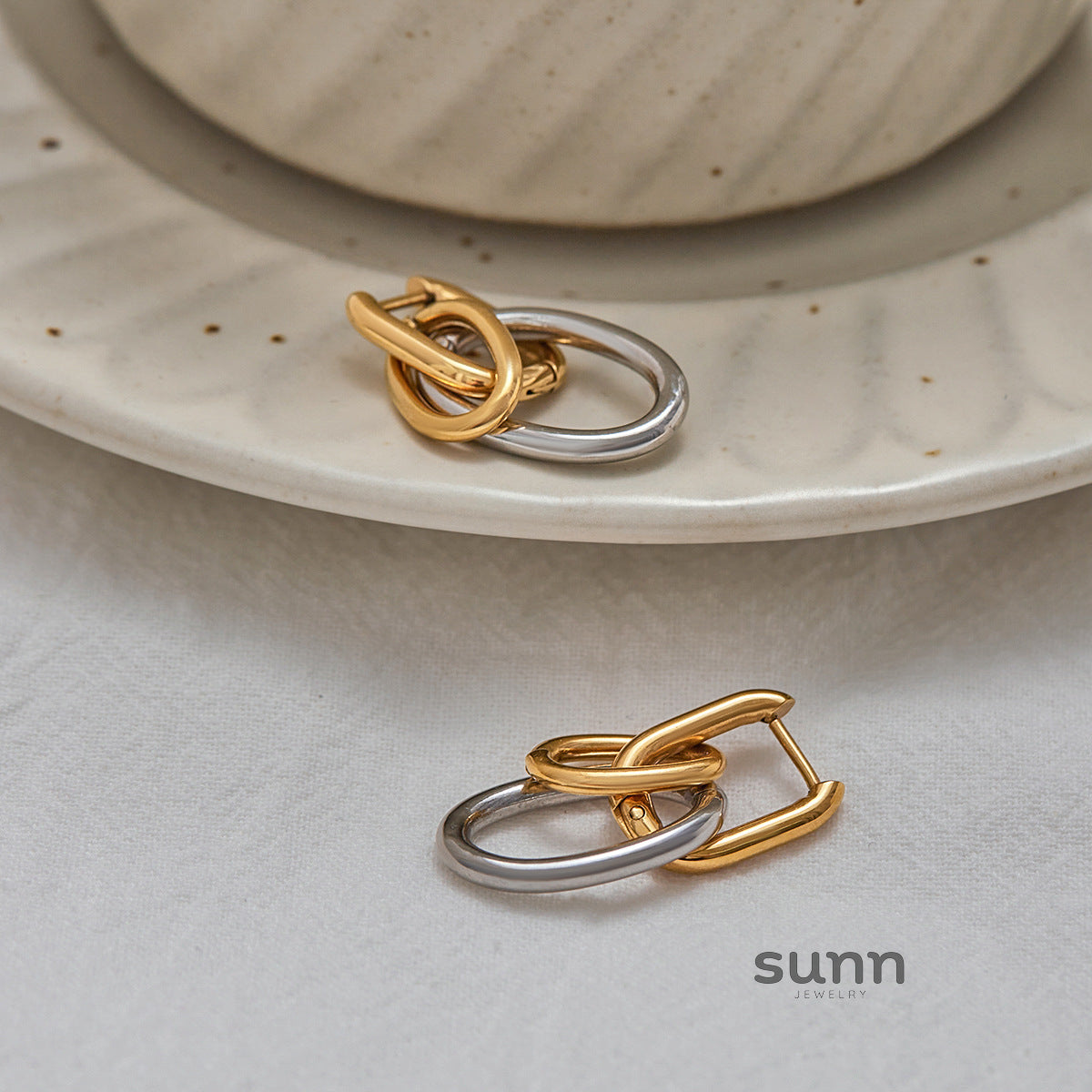 Azari Sculptural Hoop Earrings [HCM14E4I]