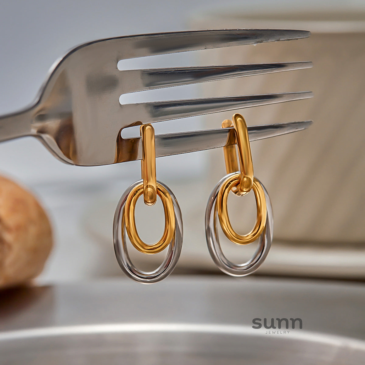 Azari Sculptural Hoop Earrings [GNJE1DOH]