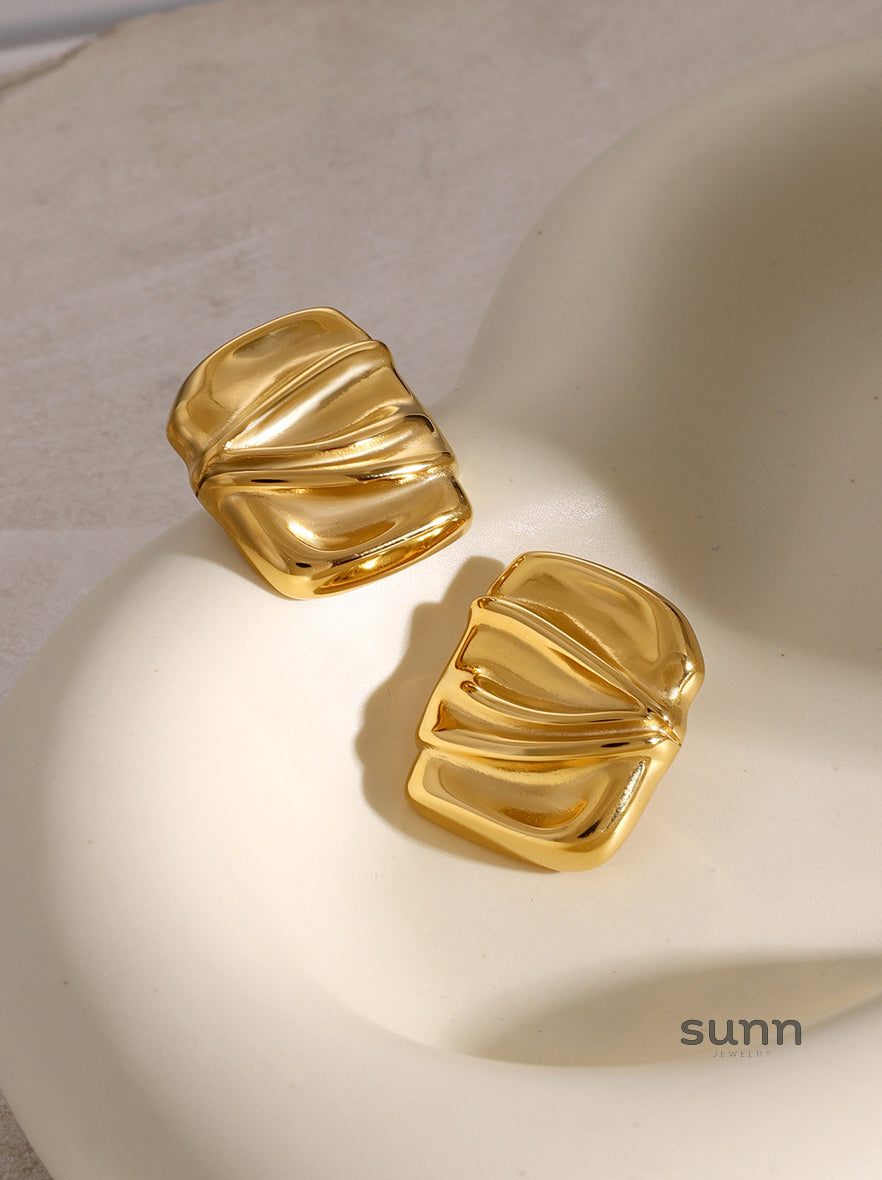 Azariyah Gold Pleated Earrings [G2M3BQ1X]