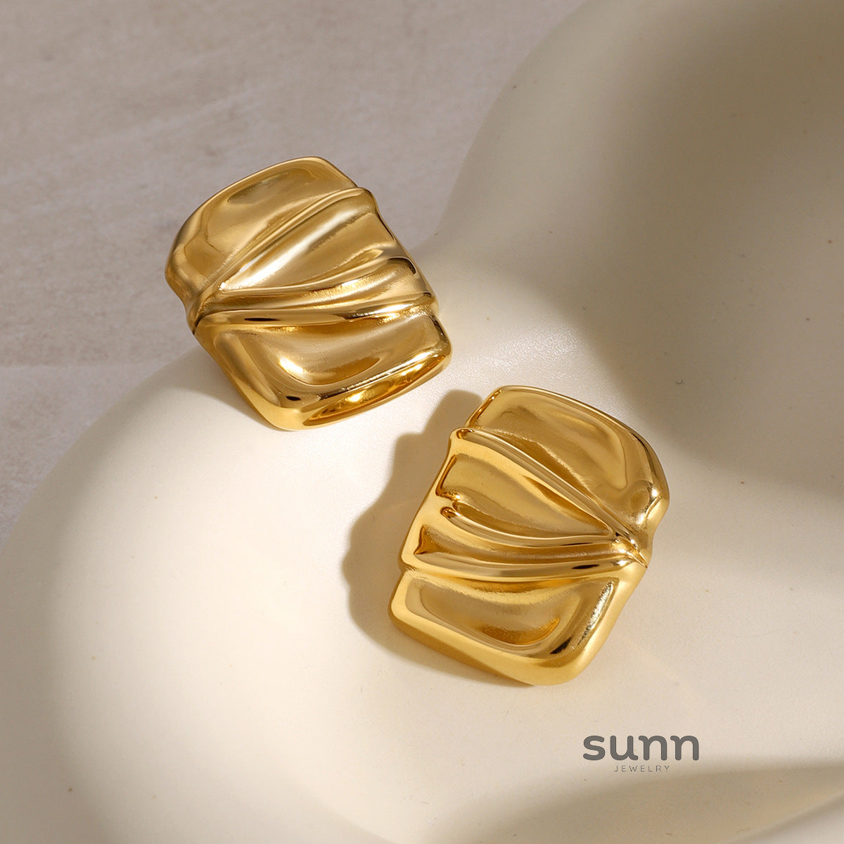 Azariyah Gold Pleated Earrings [HJGQW32L]