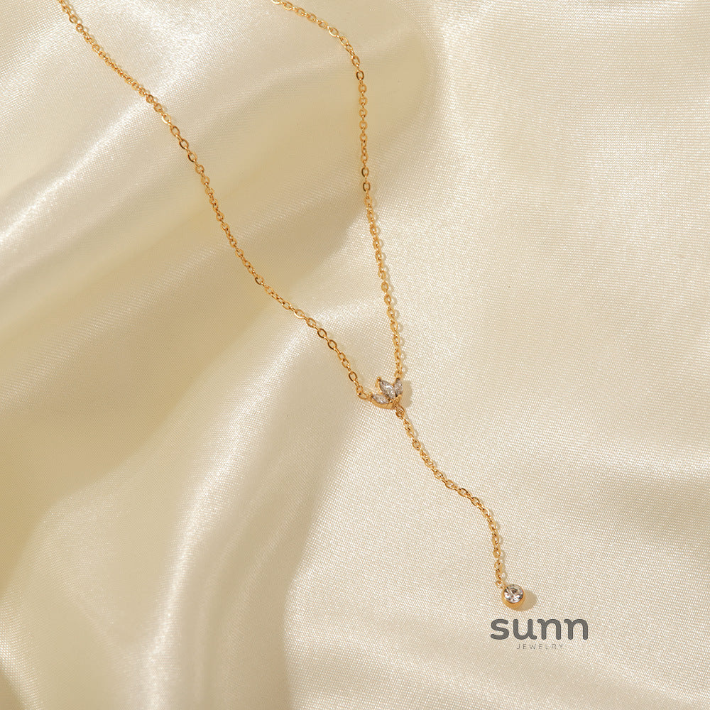 Basma Golden Crown Pendant Necklace [P8K98F13]
