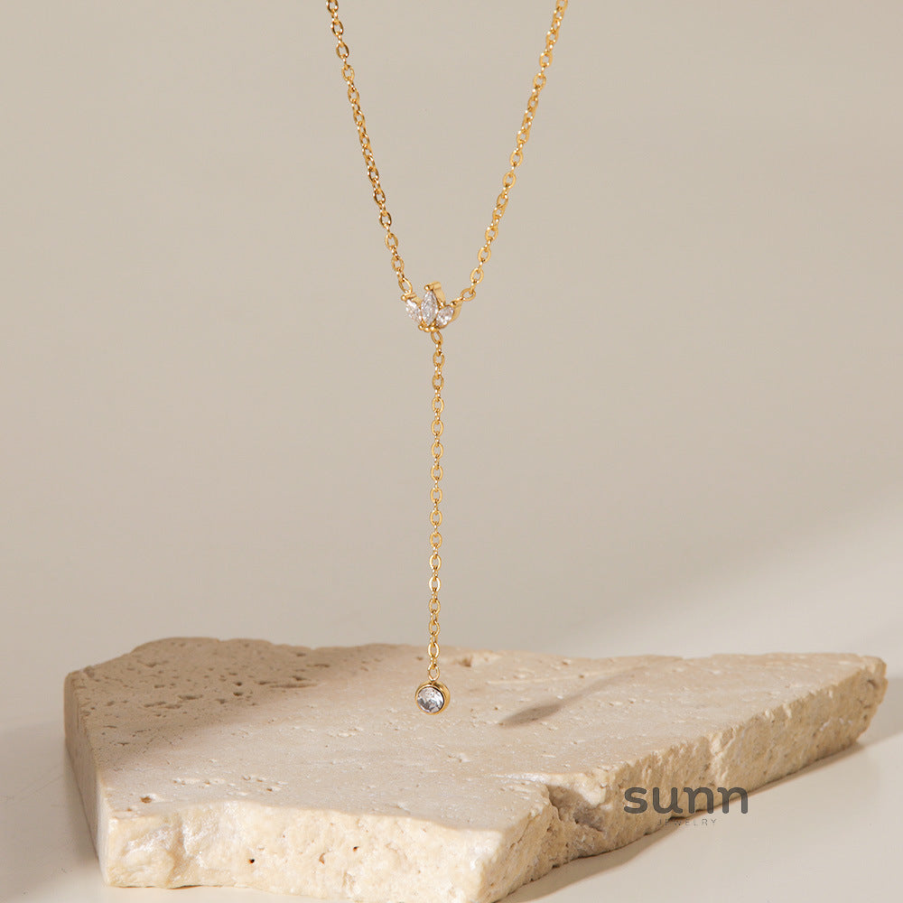 Basma Golden Crown Pendant Necklace [7YR53J6E]
