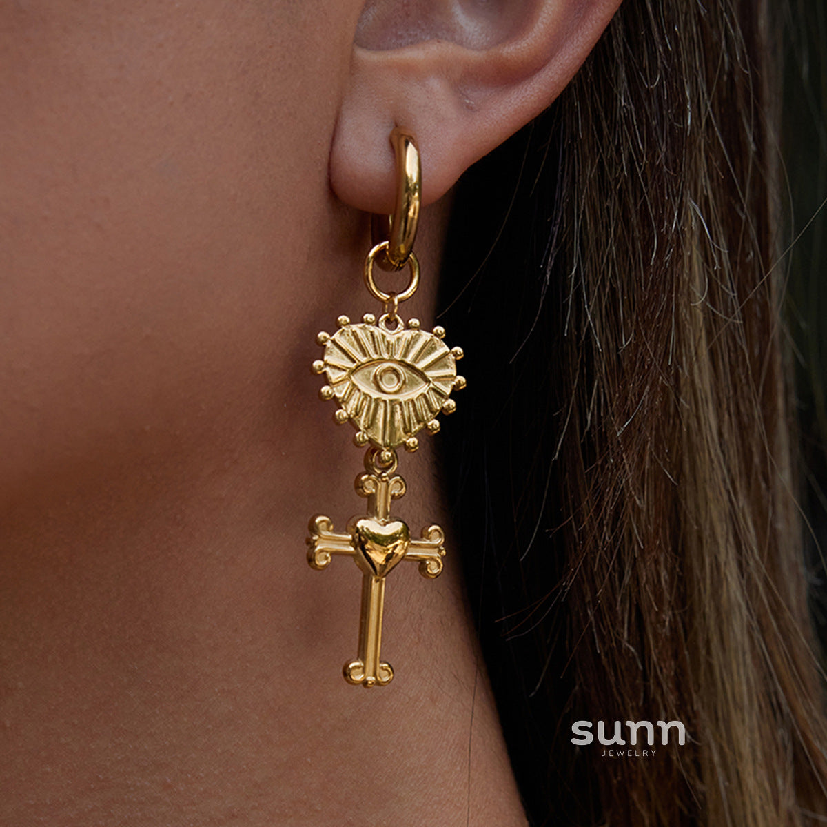 Bay Cross Heart Stud Earrings [ED3LK6S4]