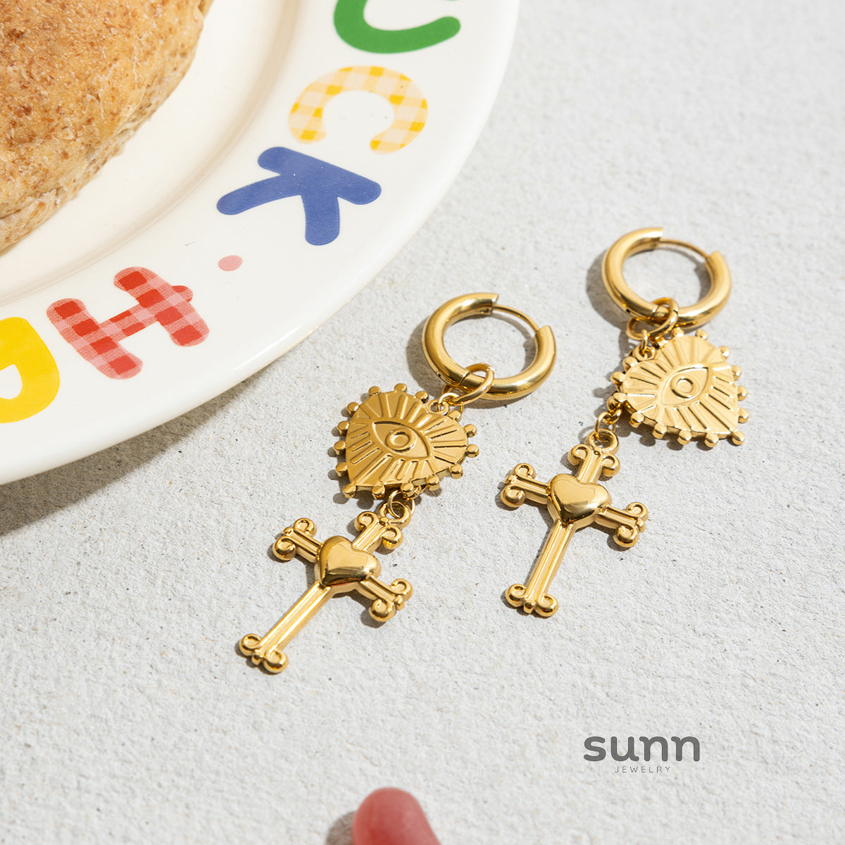 Bay Cross Heart Stud Earrings [SO8J2SCQ]