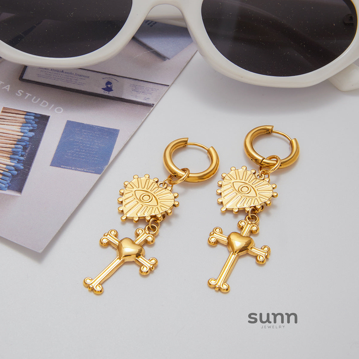 Bay Cross Heart Stud Earrings [HX10S6GW]