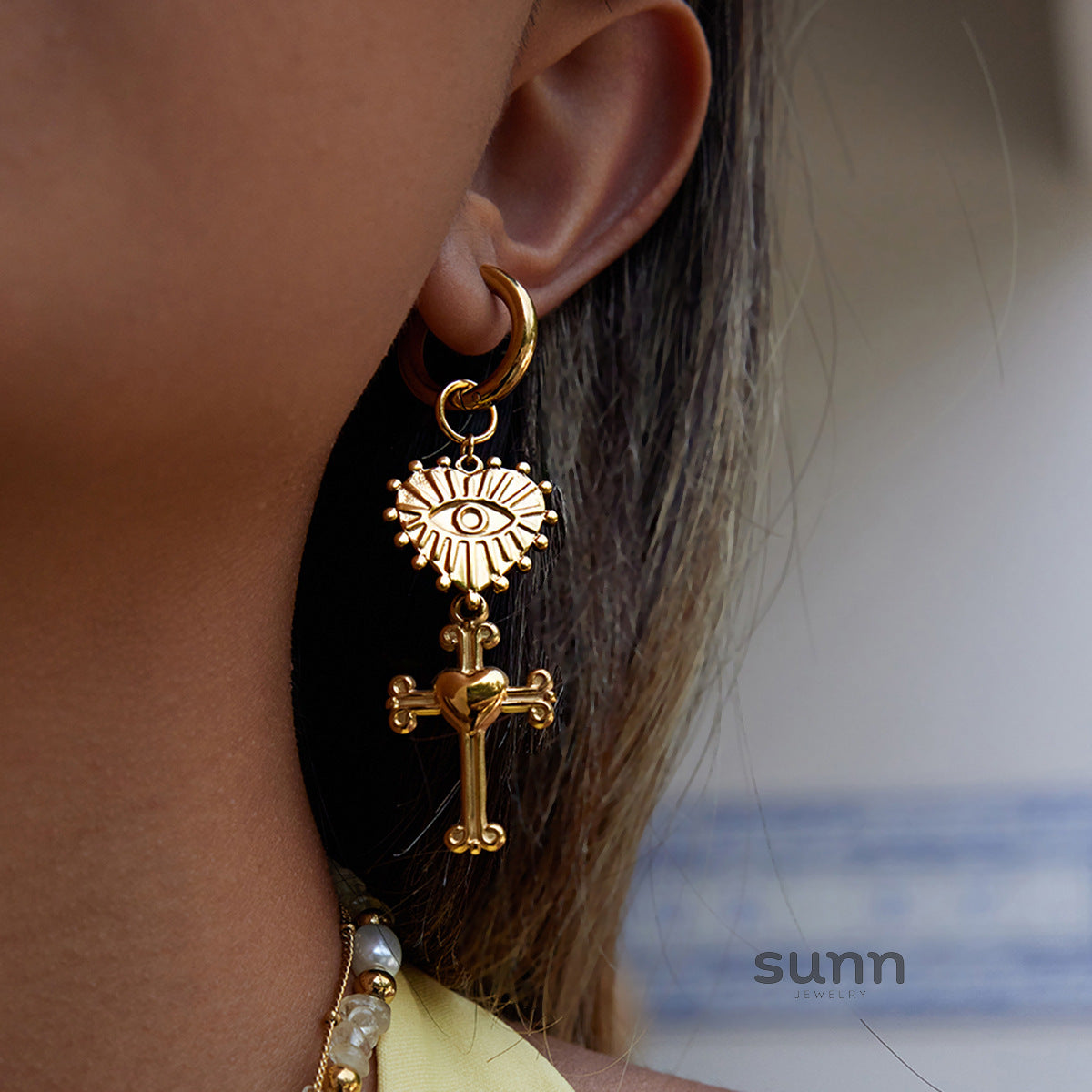 Bay Cross Heart Stud Earrings [EPFVIGO4]