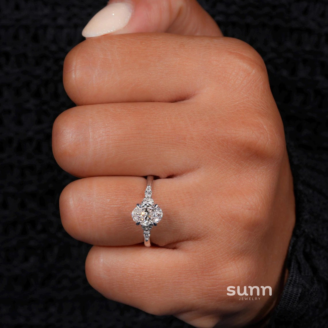 Bayla Radiant Oval Ring [5BB1NZVG]