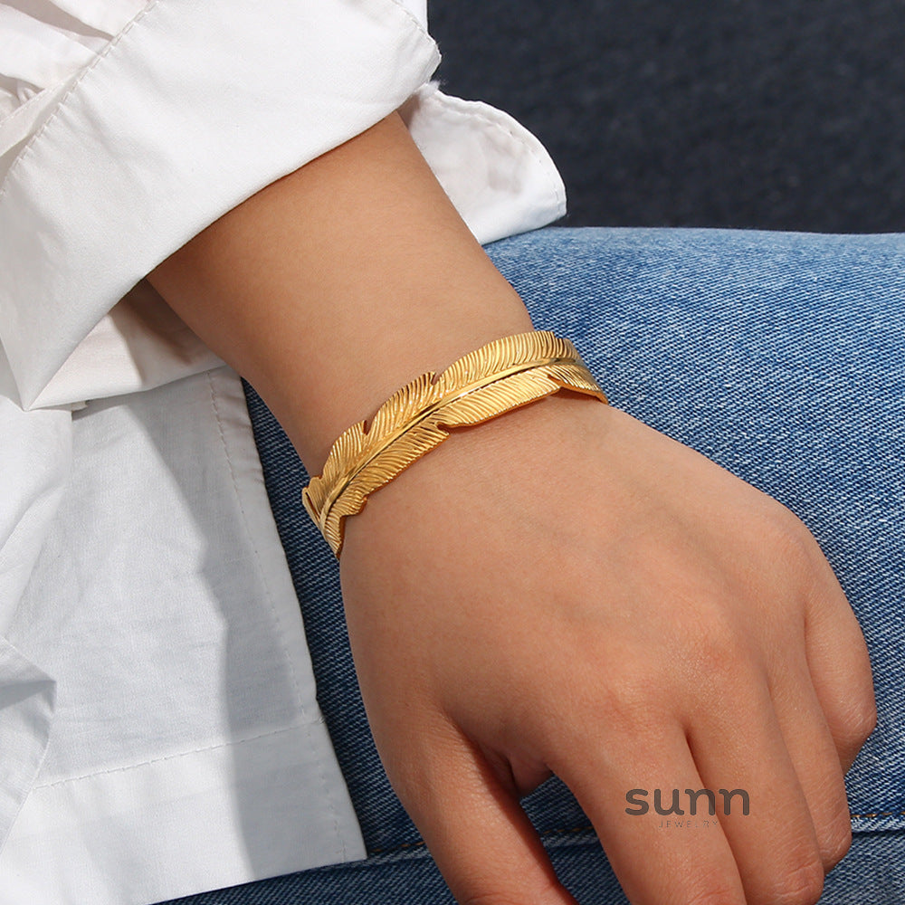 Baylee Gilded Leaf Cuff [X44KHMBV]
