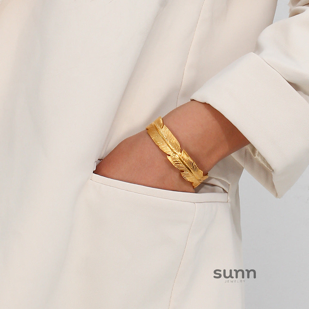 Baylee Gilded Leaf Cuff [E5VL2YU8]