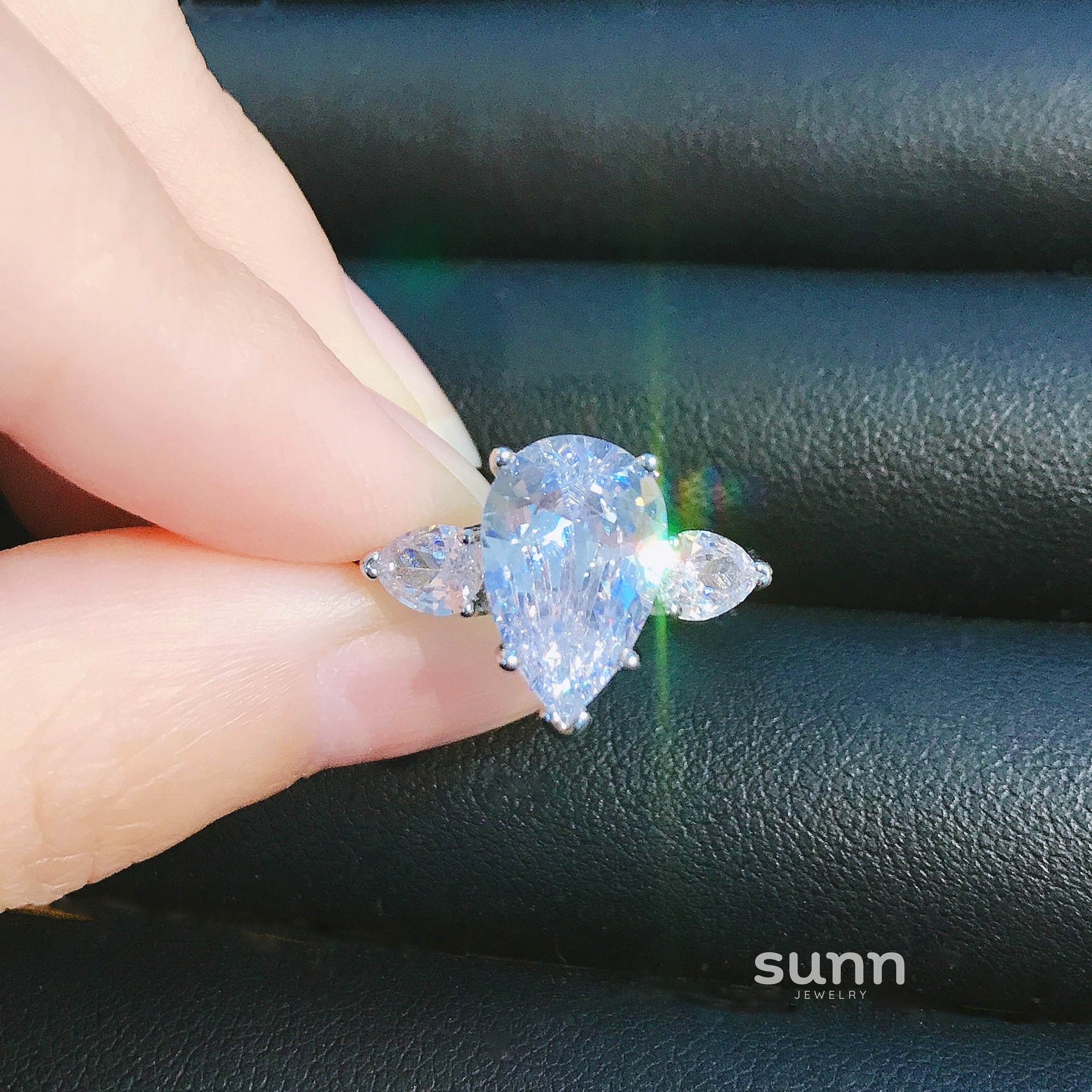 Beautiful Pear Halo Ring [V9117C19]