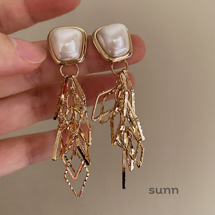 Berkleigh Opulent Pearl Earrings [AKYRLN6I]