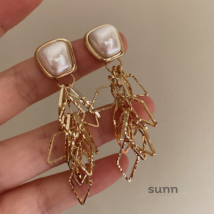 Berkleigh Opulent Pearl Earrings [8HOZBVOK]