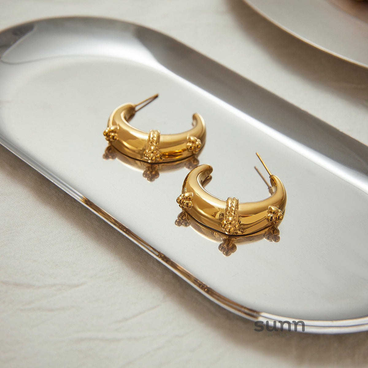 Betty Celestial Moon Earrings [PCA6934N]