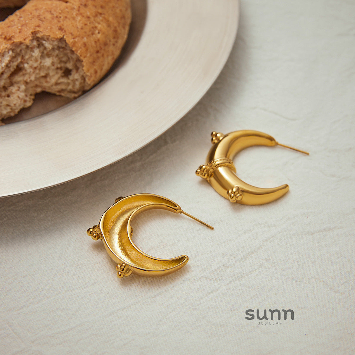 Betty Celestial Moon Earrings [HRE97NBT]