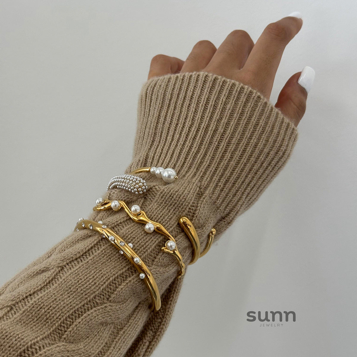 Blossom Minimal Pearl Bangle [J4JM5QGU]