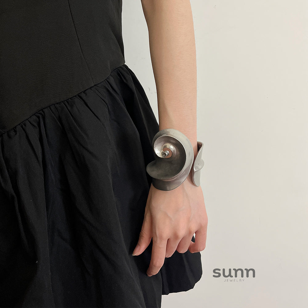 Bo Sculptural Cuff Bracelet [UDIHLNKM]