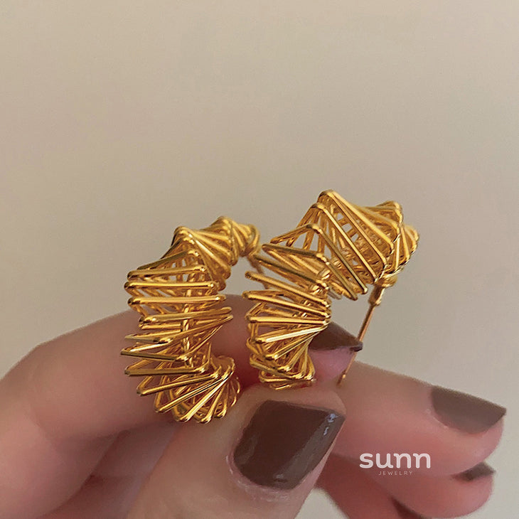 Bonnie Sculptural Gold Earrings [O9KC1T75]
