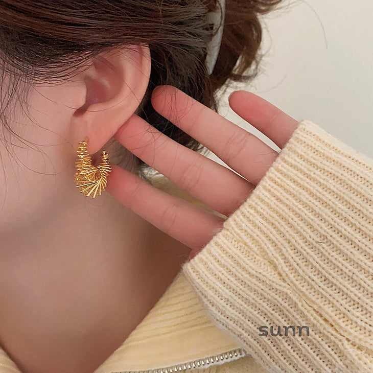 Bonnie Sculptural Gold Earrings [BWMMAFMN]