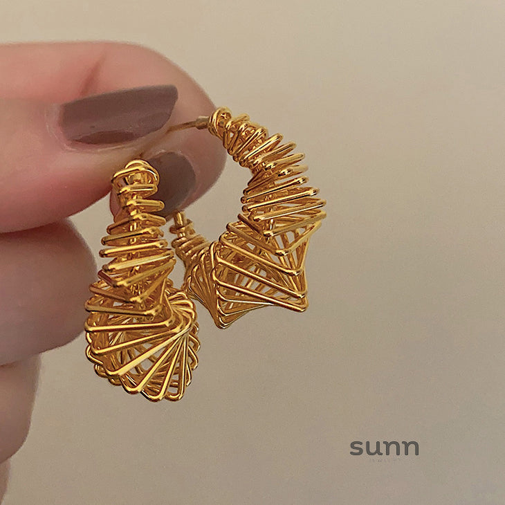 Bonnie Sculptural Gold Earrings [LROYA68A]