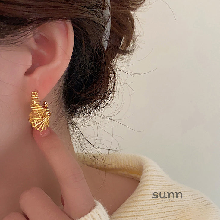 Bonnie Sculptural Gold Earrings [AIYKLNAE]